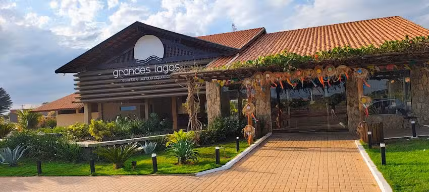 &Aacute;guas Resort em Grandes Lagos