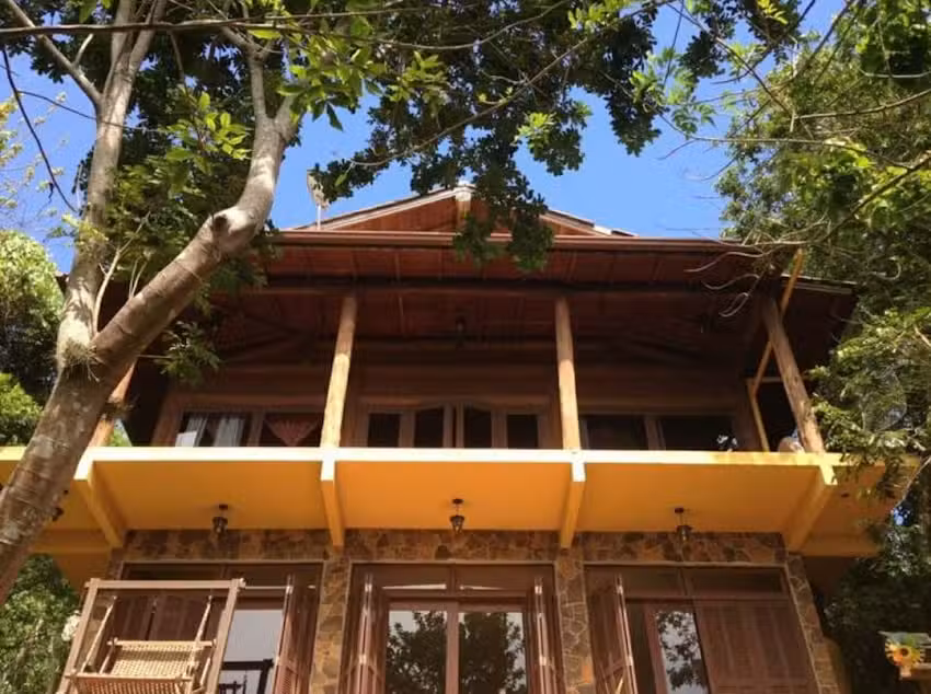 Amplo Ref&uacute;gio &ndash; Casa de di&aacute;rias na beira da Lagoa