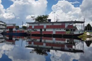 Barco Hotel Caiman