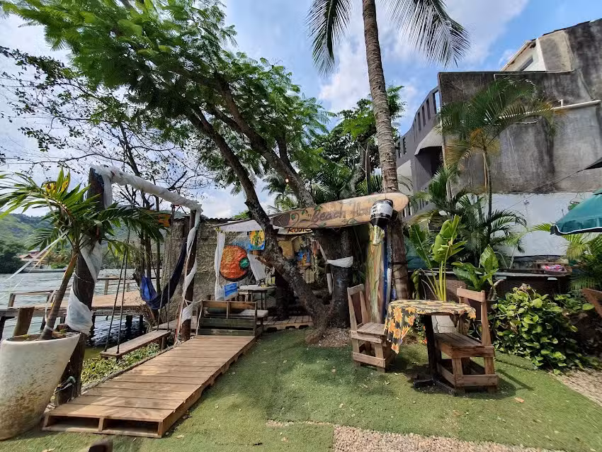 Beach House Gig&oacute;ia Hostel Bar