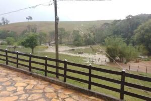 Caminho das Pedras &ndash; Acampamento Chal&eacute;s Su&iacute;tes e Hostel