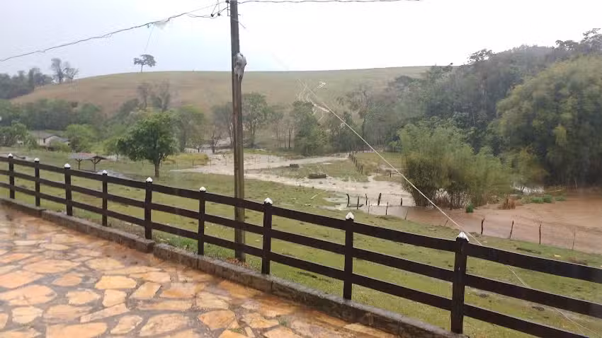 Caminho das Pedras &ndash; Acampamento Chal&eacute;s Su&iacute;tes e Hostel