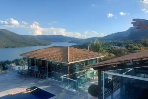 Casa em Escarpas do Lago- Capitolio/MG