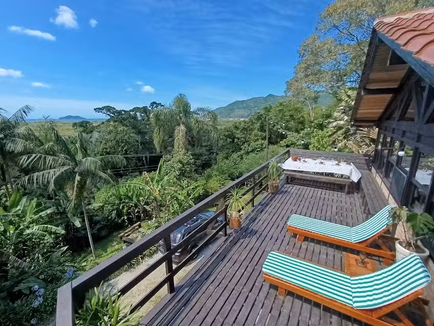 Casa Tucano Floripa | Seu para&iacute;so na floresta com vista ao mar