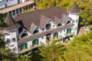 Castelo Piazzale &ndash; Campos do Jord&atilde;o by Concavus