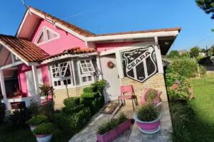 Chal&eacute; Encantos Rosa house