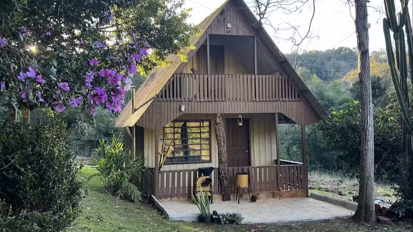 Chal&eacute; na Mata ao Lado do Rio