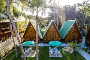 Chalé Suiço Bombinhas – Hospedagem Romântica com Hidro, Café da manhâ e Lareira