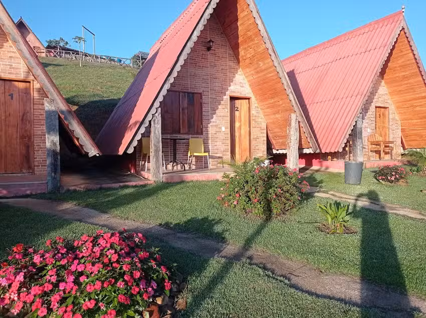 Chal&eacute;s Flor do Capara&oacute;