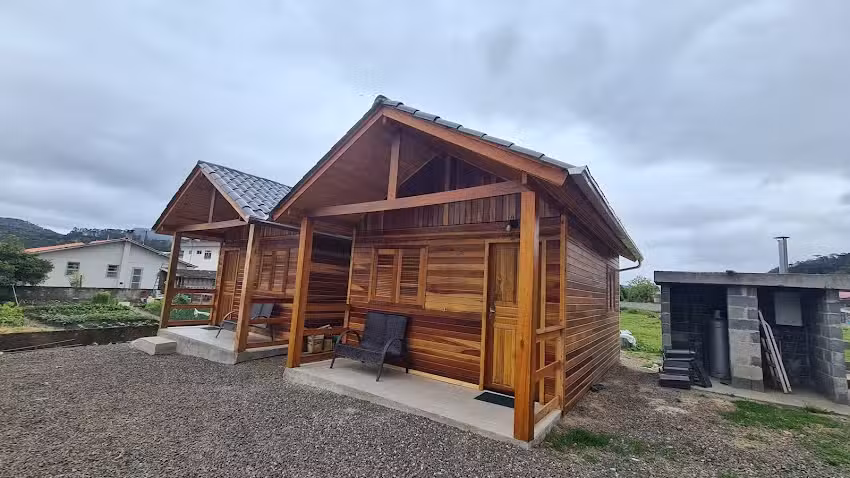 Chal&eacute;s fundo de quintal