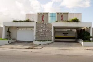 Check-in Motel &mdash; Black Gold