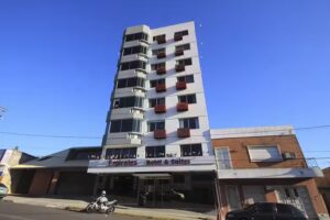 Emirates Hotel e Suítes