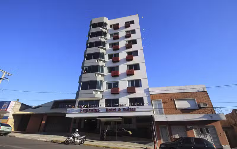 Emirates Hotel e Suítes