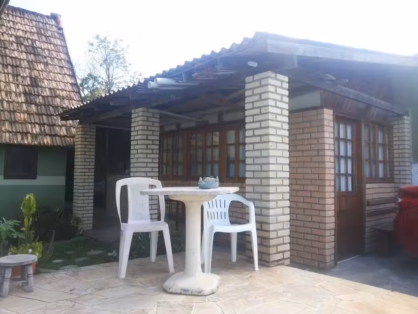 Encantos Surf Hostel