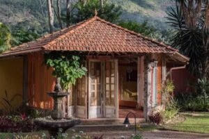 Entrada da pousada Quinta dos P&aacute;ssaros Itaipava RJ