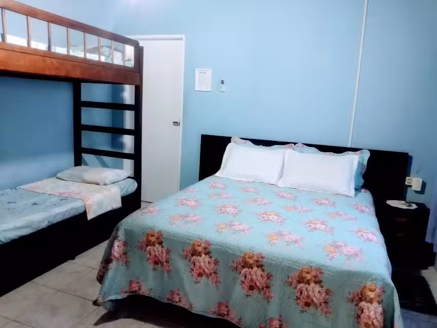 Hostel Itanha&eacute;m