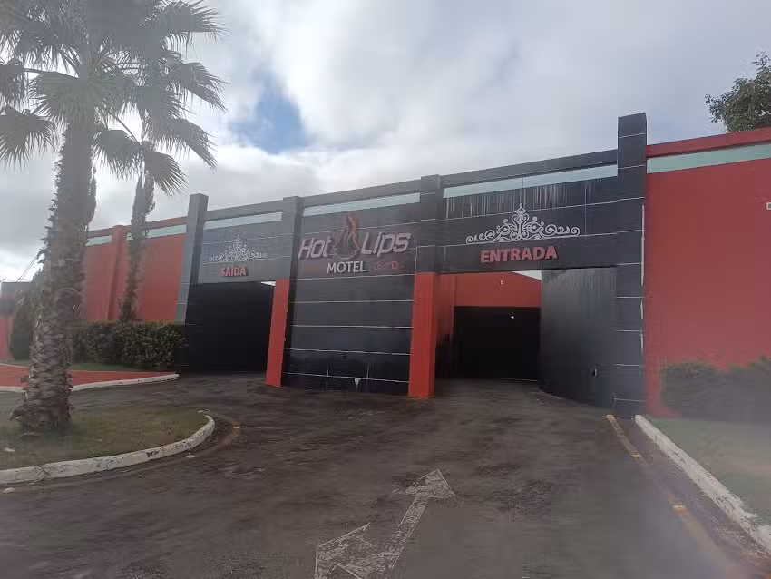 Hot lips motel