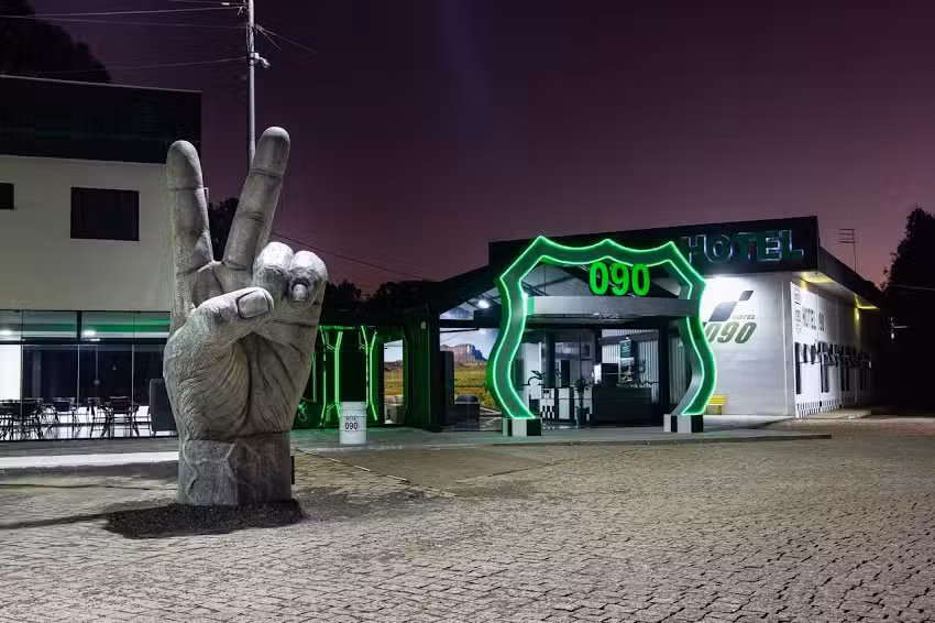 Hotel 090 (Monumento Rota Biker 09)