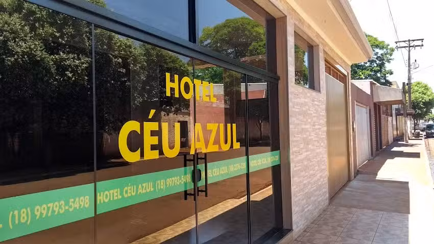HOTEL C&Eacute;U AZUL