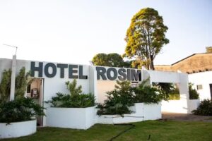 Hotel Pousada Rosim l Posto de Carregamento para Ve&iacute;culos El&eacute;tricos