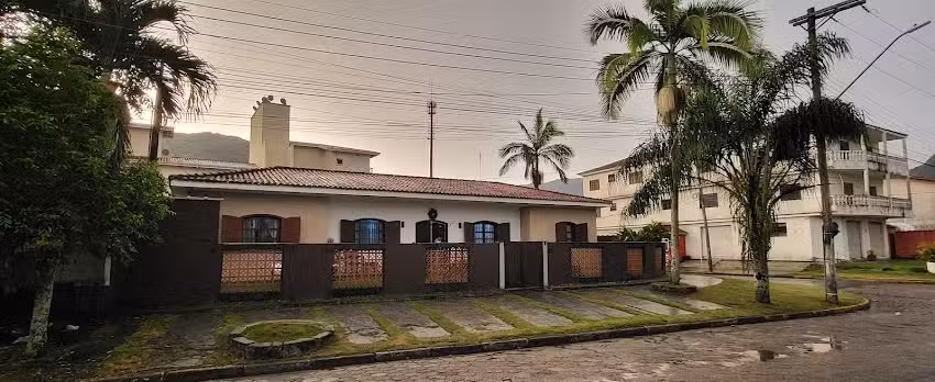 Mans&atilde;o Frente a Praia em Ubatuba