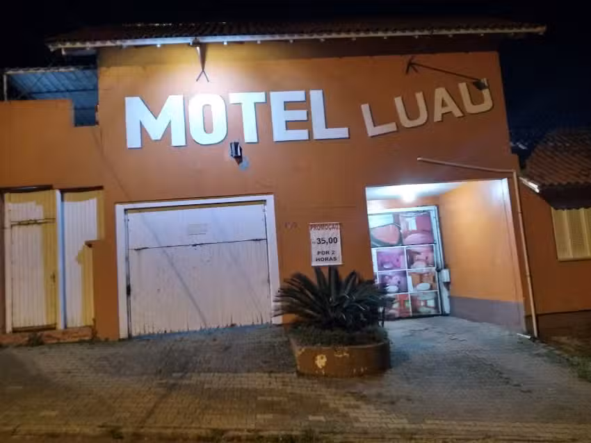Motel Luau