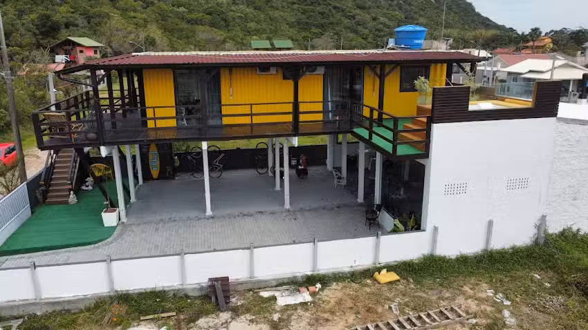 Pousada Container Amarelo