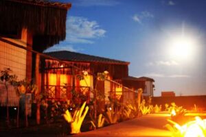 POUSADA, RESTAURANTE & SURF SHOP – LUAR DO LEÃO Bungalow, Surf & Food.