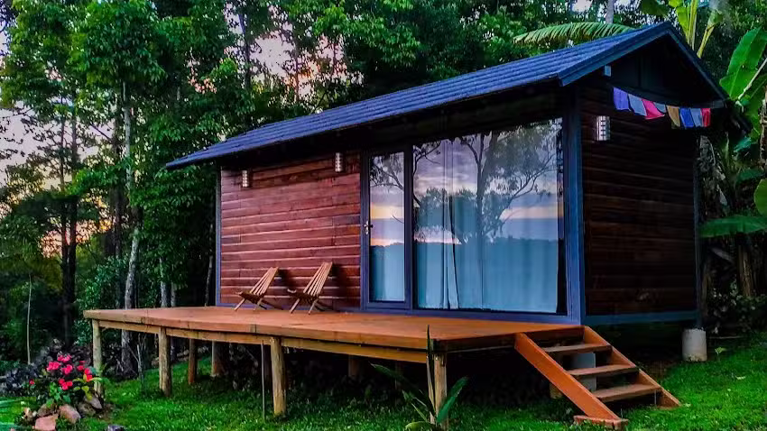 Pr&aacute; la do Templo Pousada. Cabanas a 100 metros do Templo Budista e a 18 km de Gramado e Canela. Charmosas cabanas en medio da natureza. Conforto e vista panor&aacute;mica.