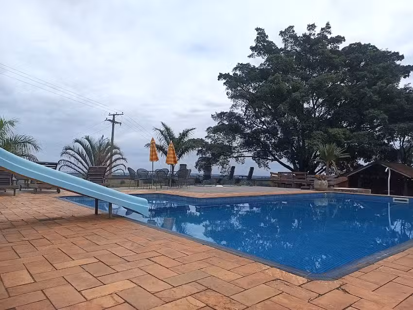 Recanto das Seriemas &ndash; Restaurante, churrascaria estilo Argentino e Pousada com vista para as montanhas.