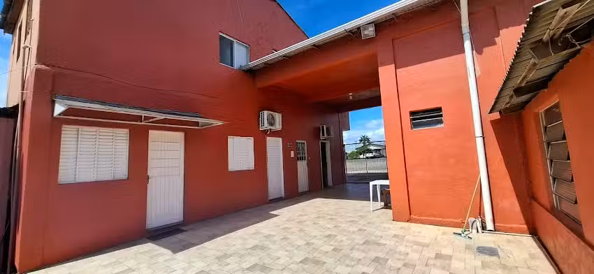 Rosa alugu&eacute;is de quarto