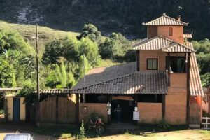Su&iacute;tes & Chal&eacute;s Santo C&aacute;lice pr&oacute;x. Cachoeira Arco-&iacute;ris