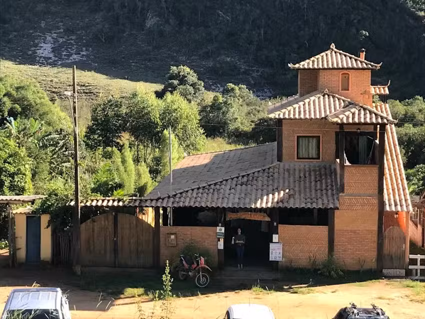 Su&iacute;tes & Chal&eacute;s Santo C&aacute;lice pr&oacute;x. Cachoeira Arco-&iacute;ris