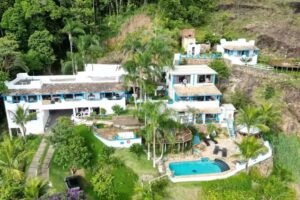 Vila Lia Pousada em S&atilde;o Sebasti&atilde;o com vista para o mar